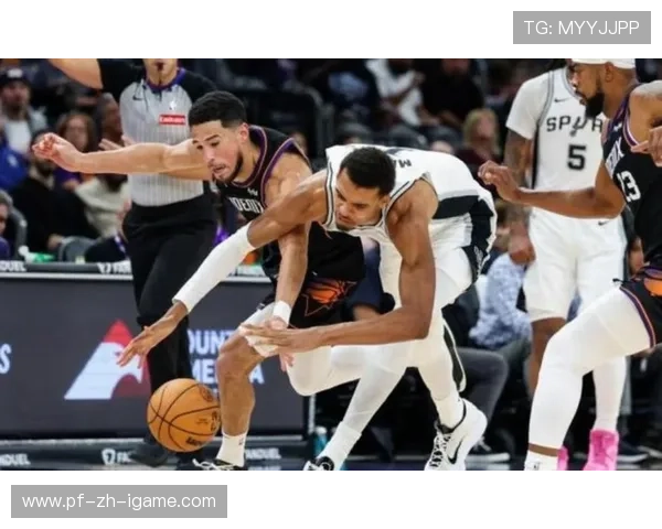 打投降了！布克助太阳末节轰出7-0领先到21分 马刺换下主力放弃，布克谈准绝杀